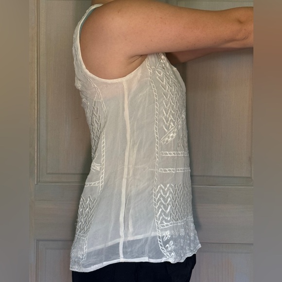 Cream colored embroidered pattern tank top - Picture 3 of 10